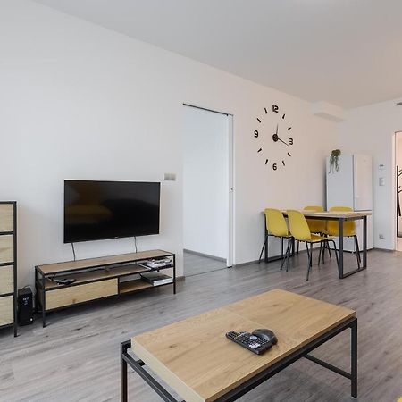 Yellow Apartment With Parking 布拉格 外观 照片