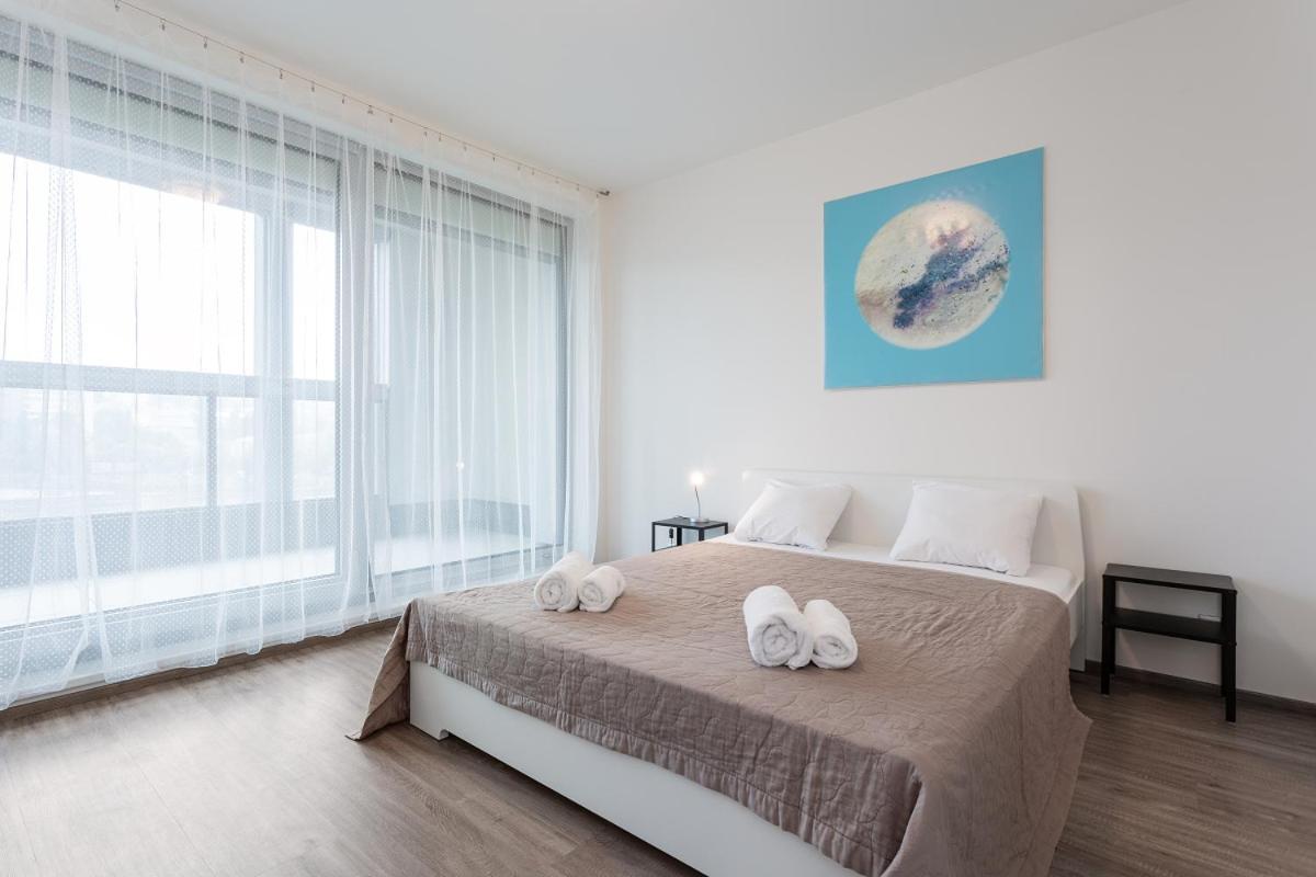 Yellow Apartment With Parking 布拉格 外观 照片