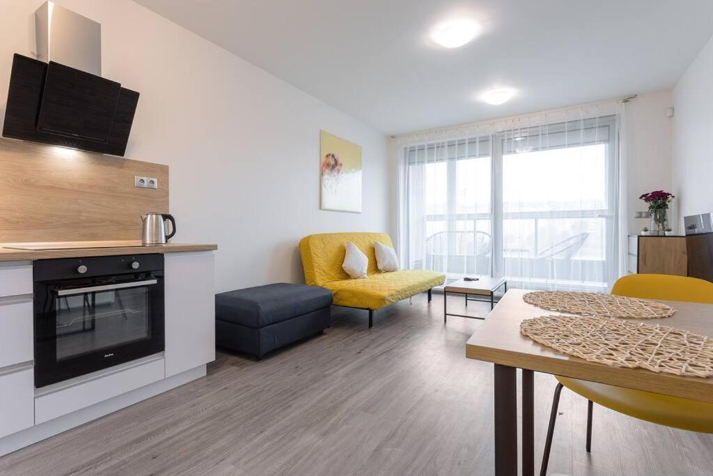 Yellow Apartment With Parking 布拉格 外观 照片