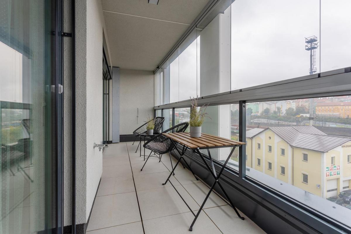 Yellow Apartment With Parking 布拉格 外观 照片