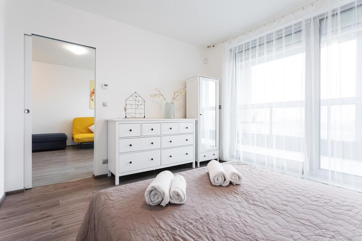 Yellow Apartment With Parking 布拉格 外观 照片