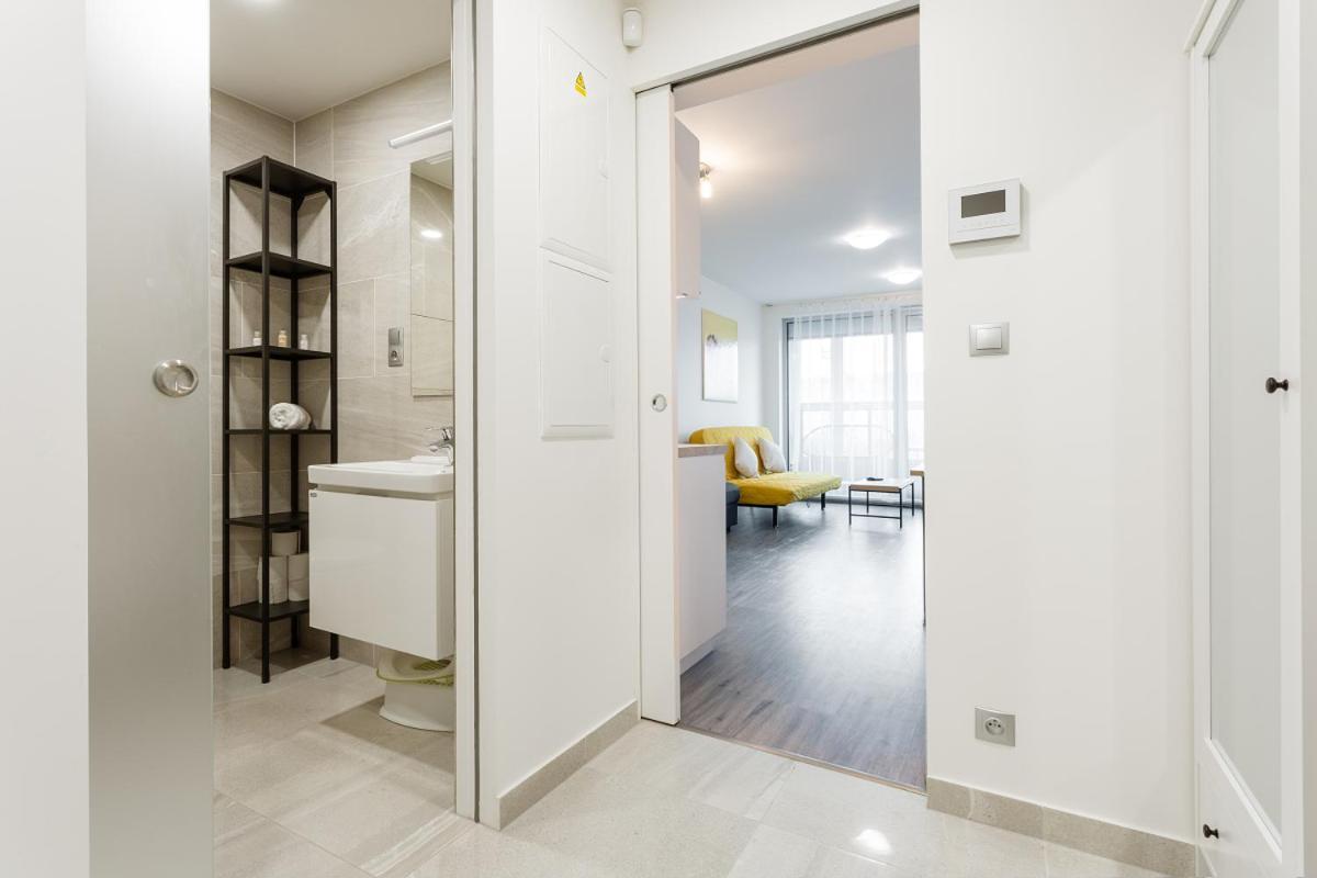 Yellow Apartment With Parking 布拉格 外观 照片