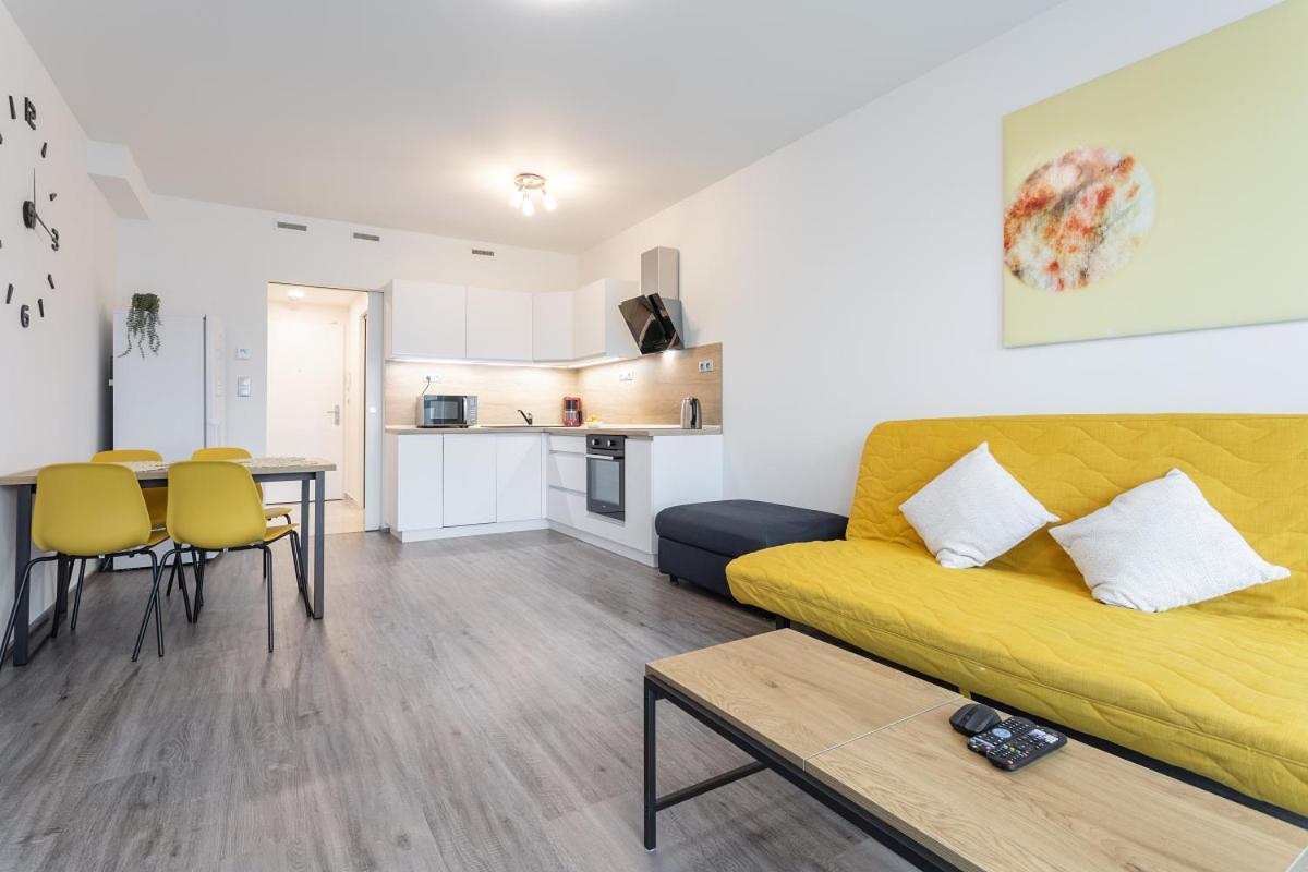 Yellow Apartment With Parking 布拉格 外观 照片